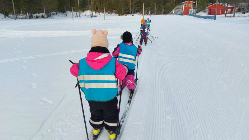 Aapin päiväkodin lapset ladulla.