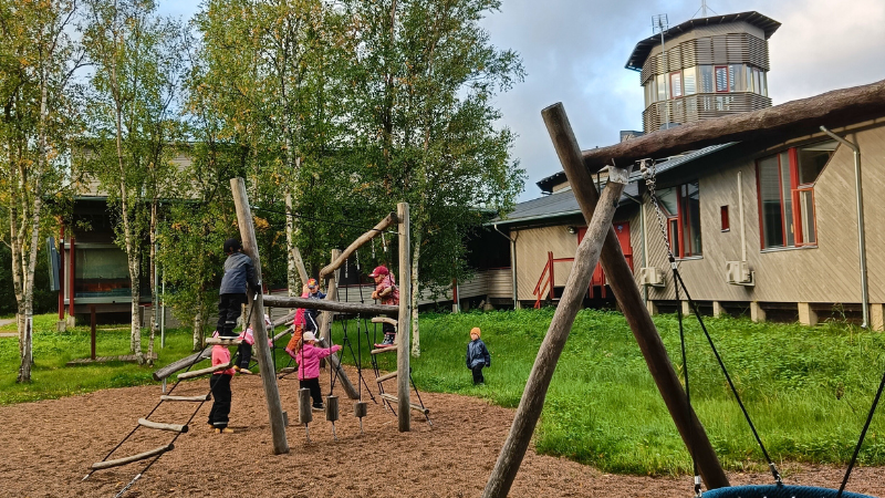 Lapset Liminganlahden luontokeskuksen leikkipaikalla.