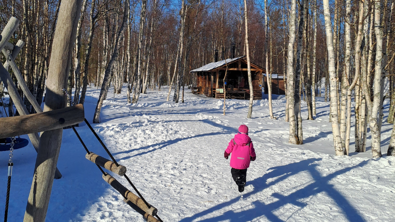 Lapsi juoksee Liminganlahdella talvella