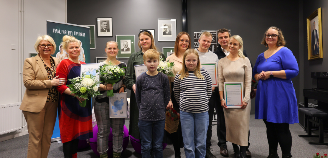 Vuoden lapsiystävällisimmän teon palkitut tekijät.