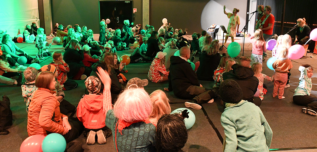 Liikkuva laulureppu -bändi esiintymässä Lakeustalon salin lavalla.