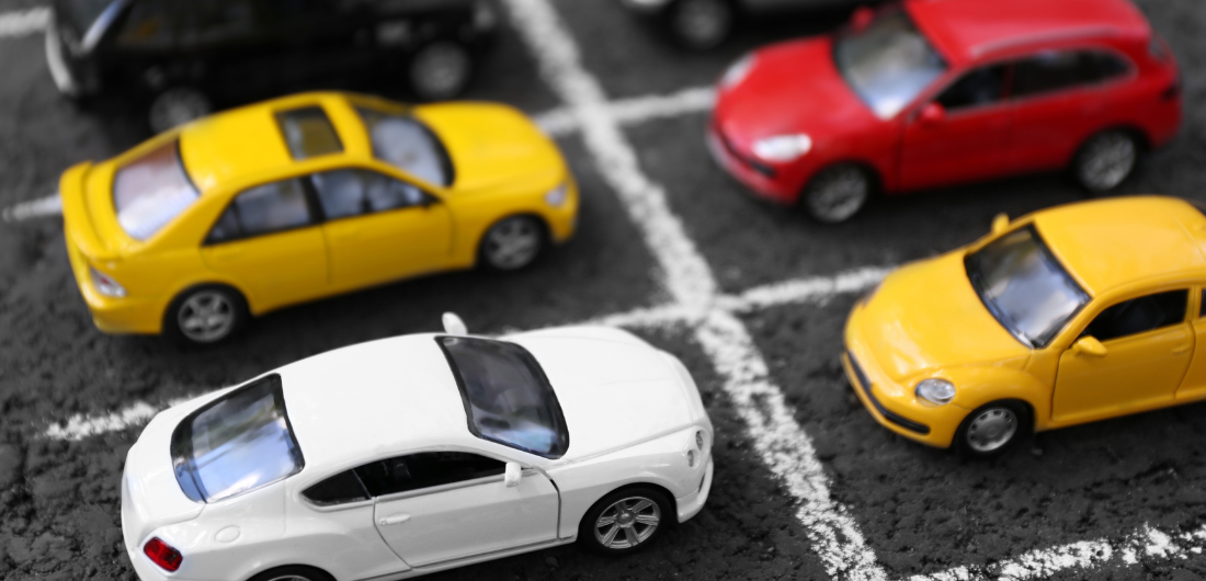 Leluautot parkkiruuduissa.