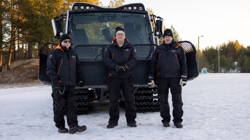 Kuvassa vasemmalta oikealle Mika Kirmanen, liikuntapaikkamestari Pekka Tervo sekä Ismo Alakopsa.