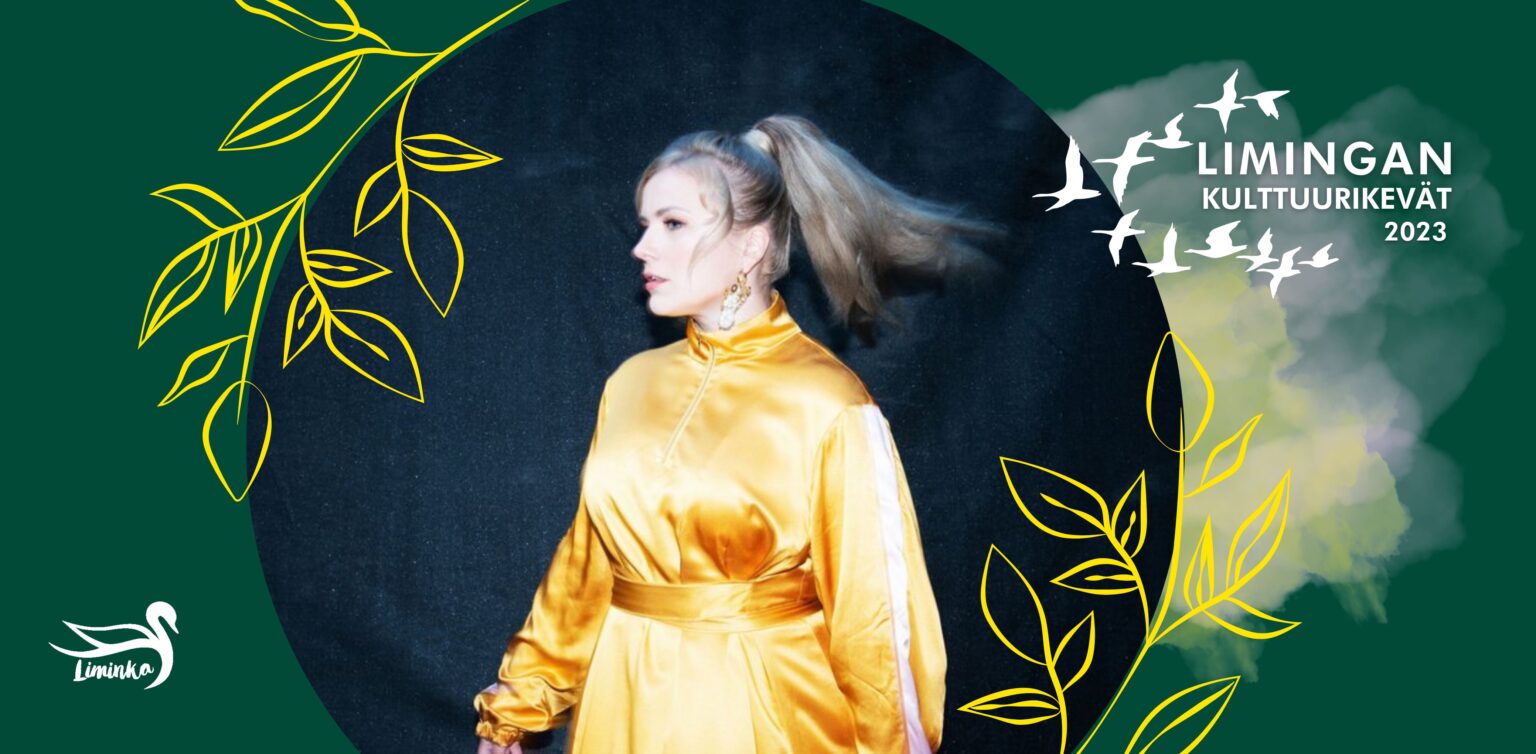 Yona seisoo lavalla keltaisessa mekossa.