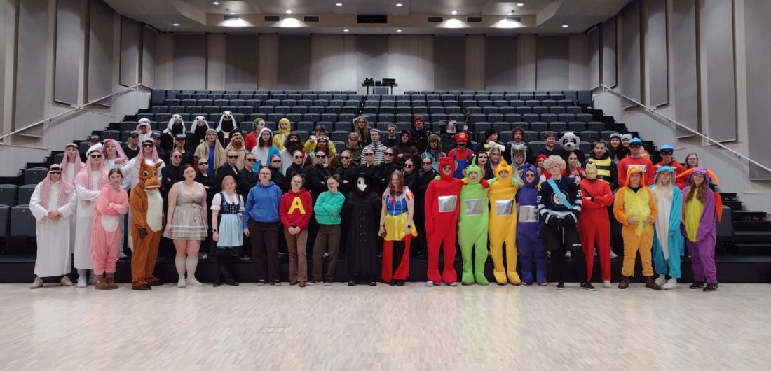 Limingan lukion abit seisovat Heiki Sarvela -salissa,