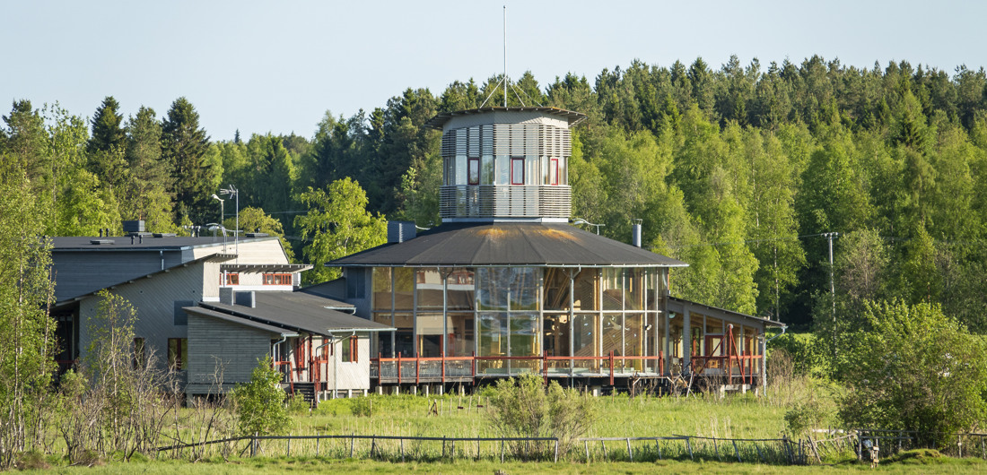 Valokuvassa Liminganlahden luontokeskus kesällä