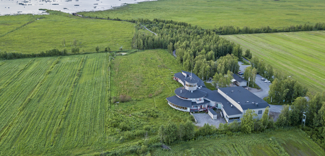 Liminganlahden luontokeskus kuvattuna lintuperspektiivistä merelle päin.