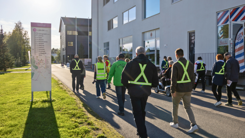 Päättäjäkävelyn osallistujat Liminganraitilla.