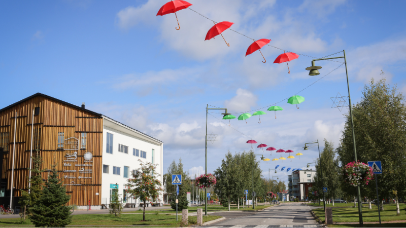 Sateenvarjot Liminganraitin yllä