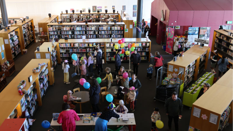 LimmiFestin karnevaalipäivä kirjastossa.