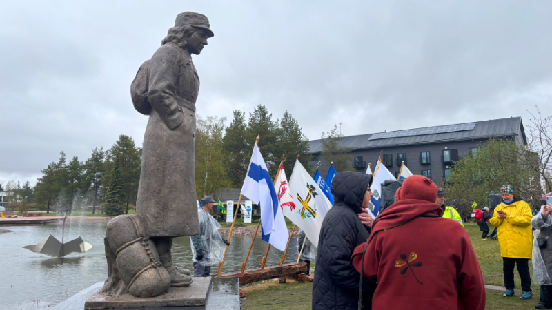 Lottapatsas lammen rannalla.