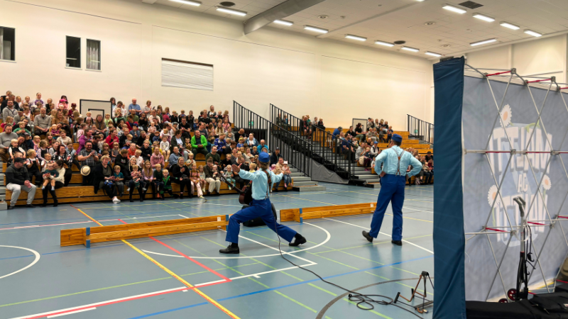 Maltti ja Valtti Tupoksen koulun liikuntasalissa.