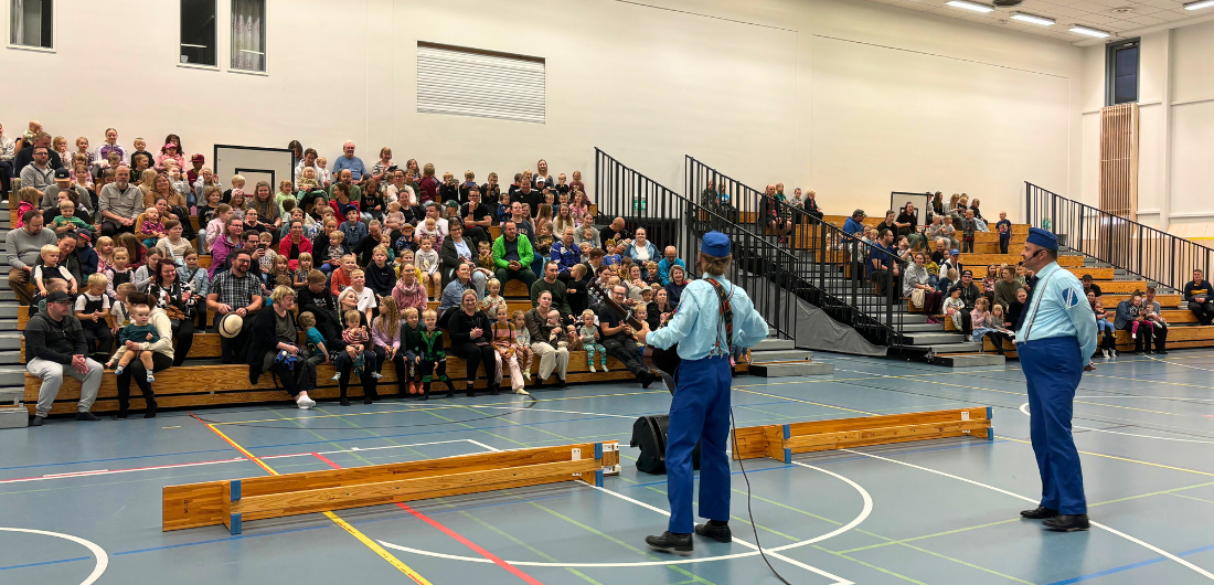 Maltti ja Valtti esiintyvät yleisölle Tupoksen koululla.