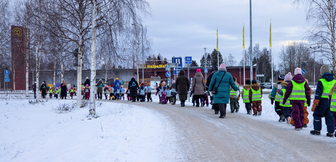 Aapin päiväkodin lapset lapsen oikeuksien marssilla