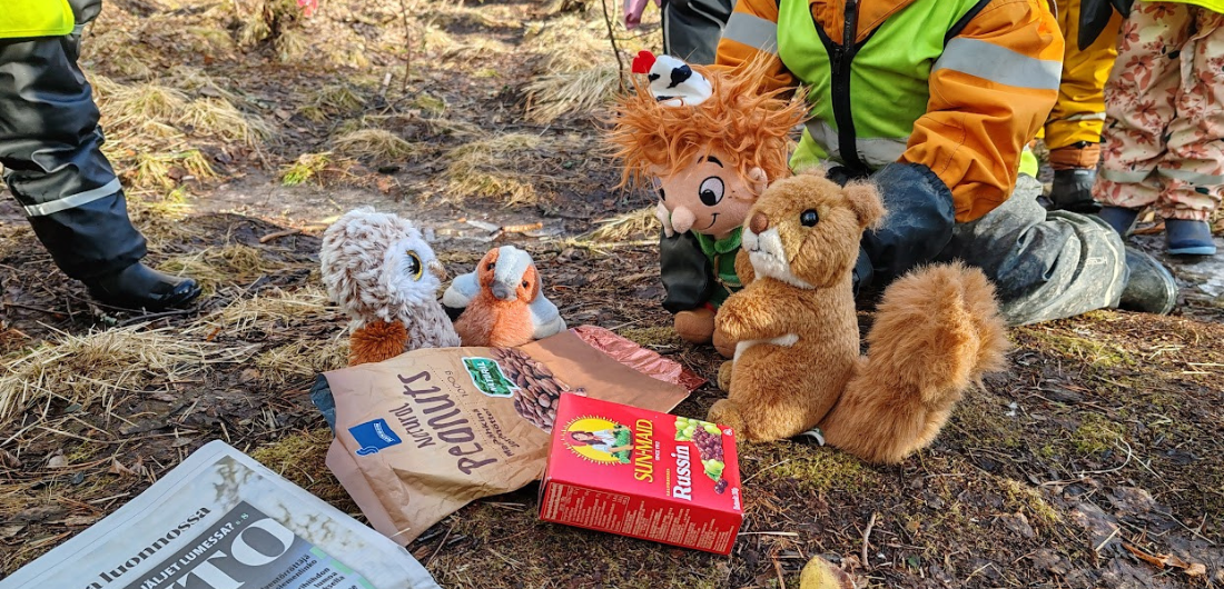 Metsämörri -lelu ja muita pehmoleluja päiväkodin metsäretkellä.