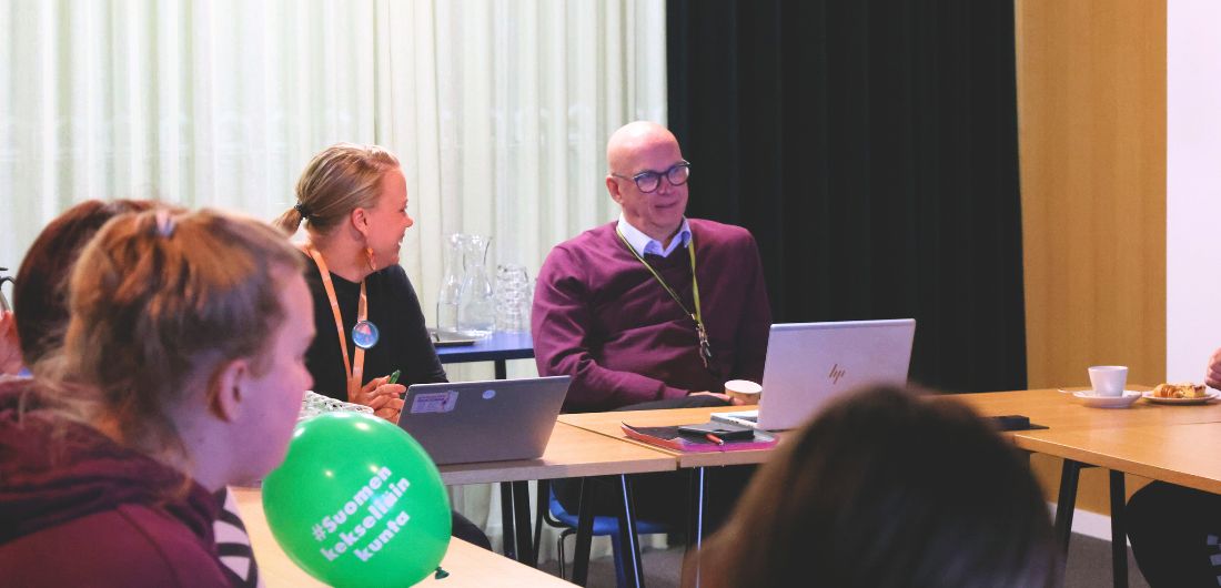 Kaisa Salmu, Pekka Rajala sekä varhaiskasvatuksen työntekijöitä kahvittelemassa.