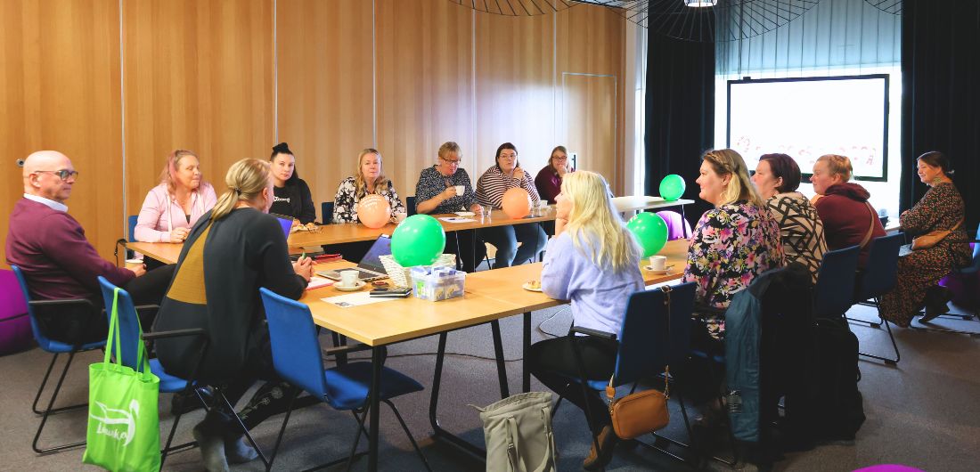 Pekka Rajala ja varhaiskasvatuksen ammattilaiset istuvat kahvipöydn ääressä.
