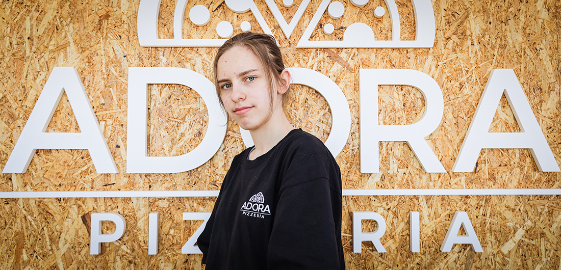 Maria Väisänen kesätyössään Pizzeria Adorassa.