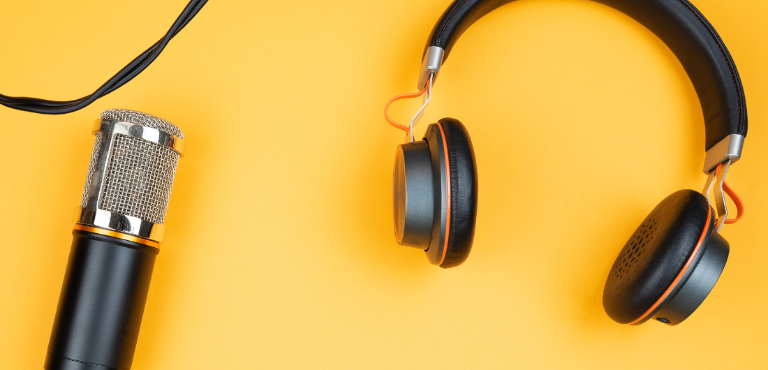 Mikrofoni ja kuulokkeet.