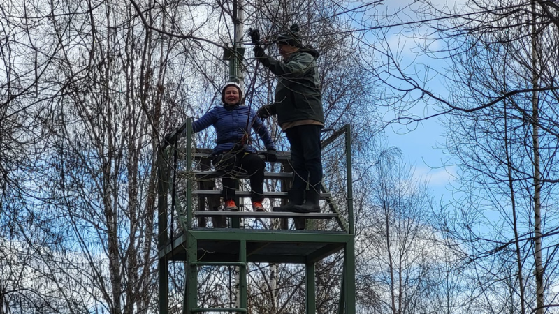 Mirja valmistautuu vaijeriliukuun tornissa.