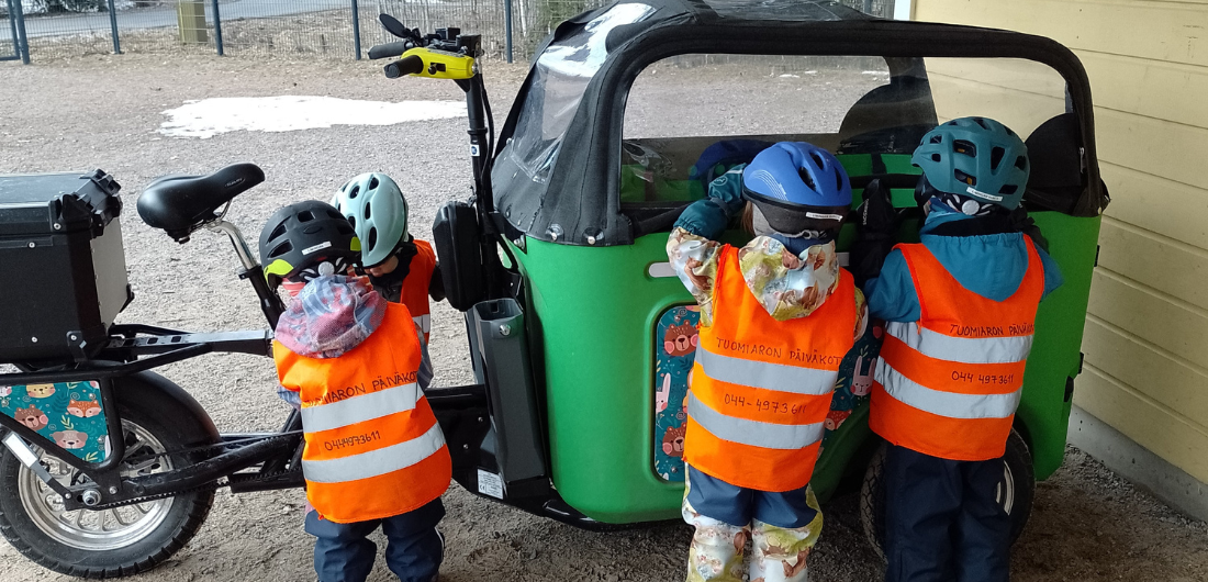 Lapset tutkivat Muksubussia Tuomiaron päiväkodin pihalla.