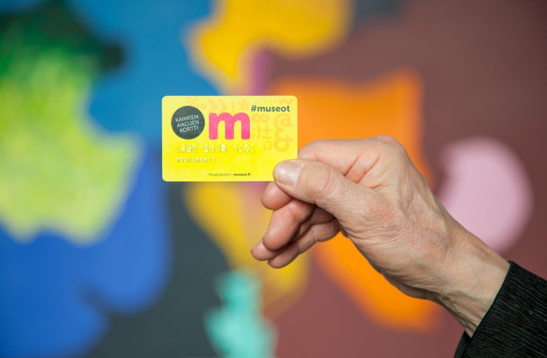 Kuvassa on Museokortti, jota pidetään kädessä.