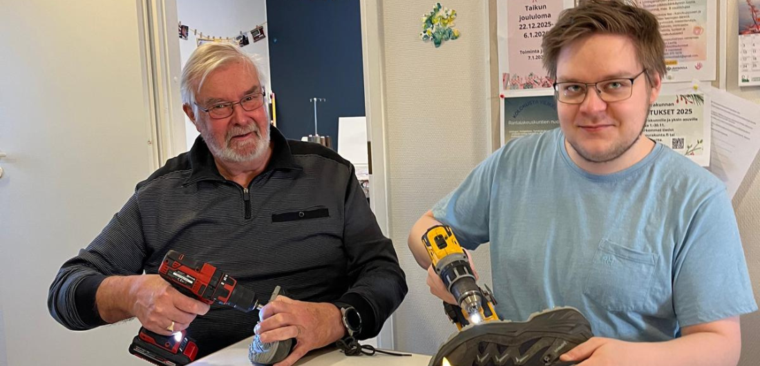 Arto Tuohimaa ja Taikun nuori kiinnittävät nastoja kenkien pohjiin porakoneella.