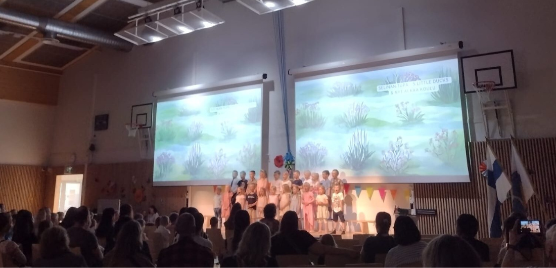 Lapset lavalla Ojanperän esiopetuksen kevätjuhlissa.