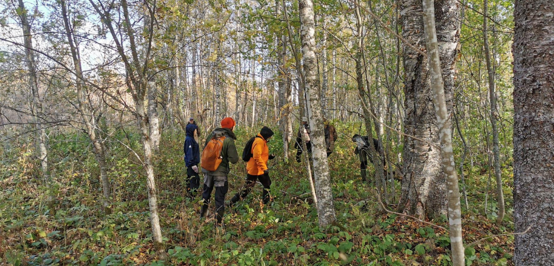Oppilaat Hahtikarin lukumetsässä.