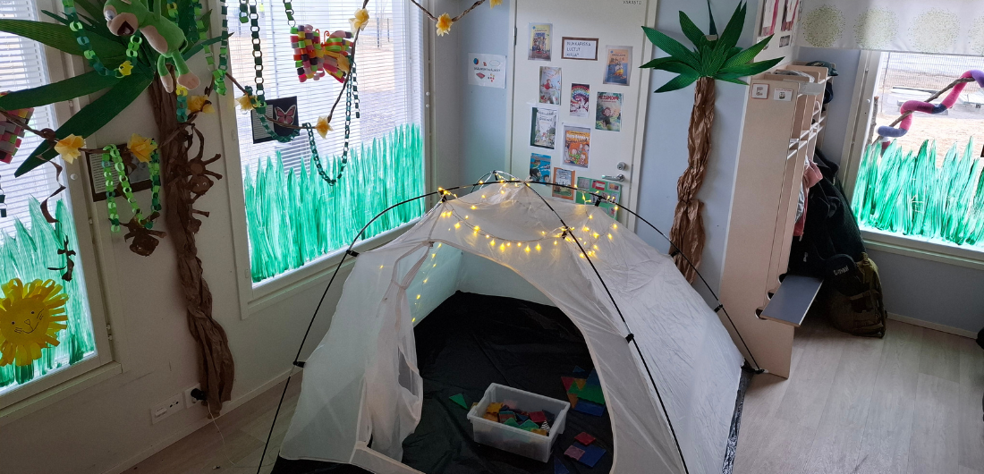 Teltta Aapin päiväkodin sisätiloihin sisustetussa leikkinurkkauksessa