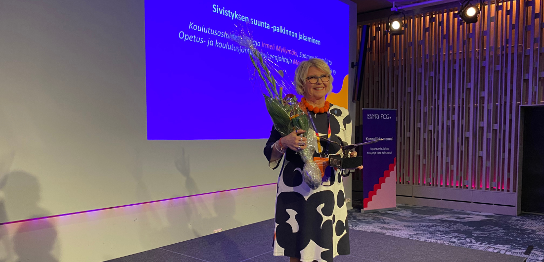 Päivi Mäki Sivistyksen suunta -palkinnon kanssa.