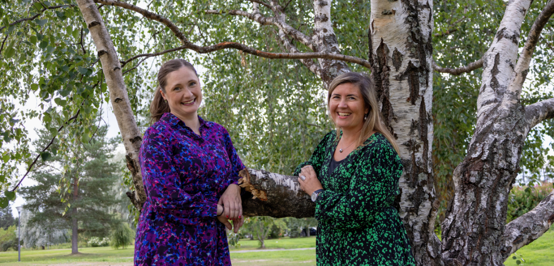 Päivi Kennilä ja Paula Pihlajamaa puistossa