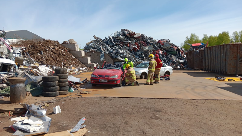 Pelastuslaitos toteuttaa autonpurkunäytöksen Ekoparkissa.