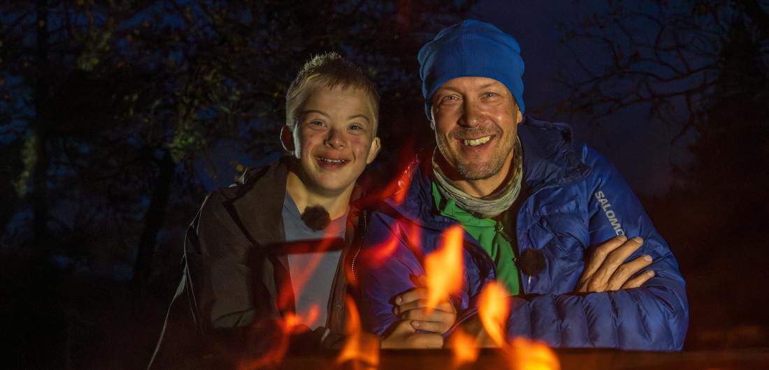 Mikko "Peltsi" Peltola ja Osmo Peltola nuotion ääressä.