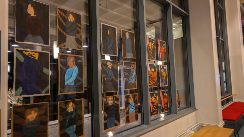 Tupoksen koulun oppilaiden tutkielmia Pitäjän keisari -teoksesta.