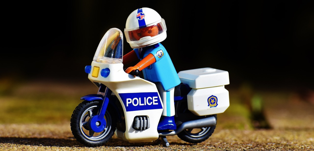 Kuvassa lelupoliisi ja lelumoottoripyörä.
