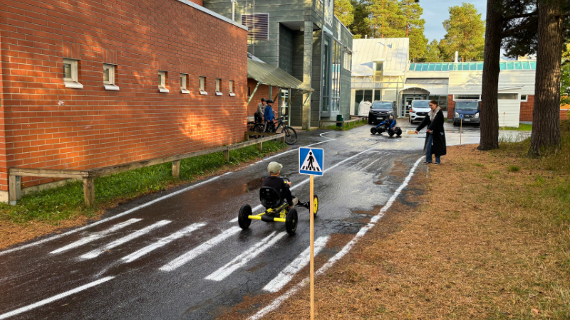 Polkuautorata Tupoksen kirjaston pihalla.