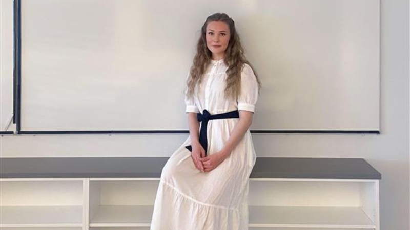 Rea Fabritius luokkahuoneessa.