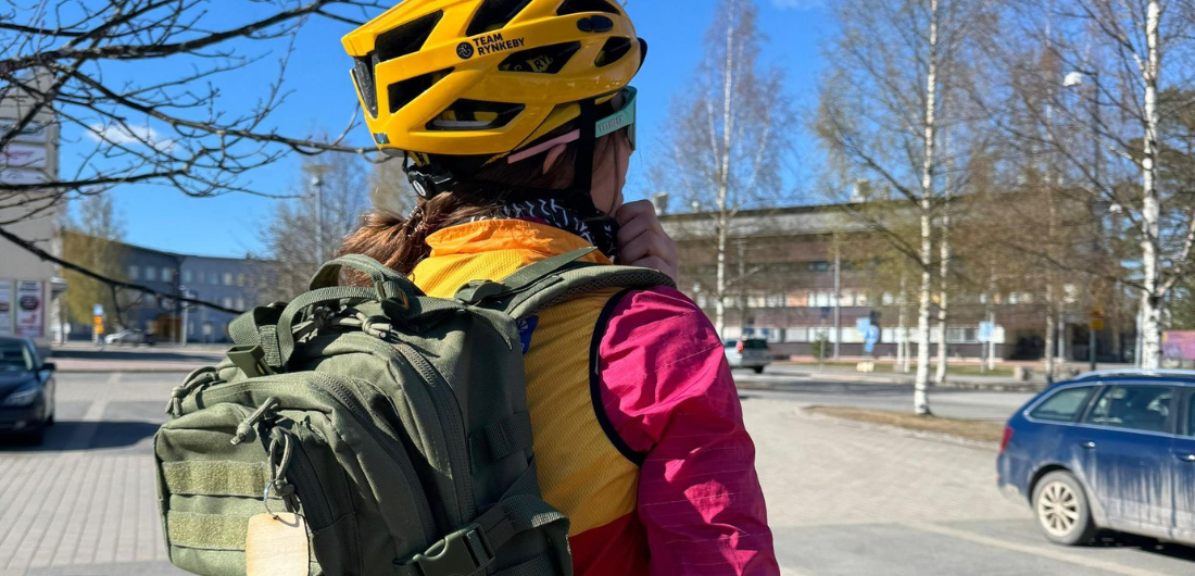 Reissureppu Team Rynkeby Oulun joukkueen jäsenen selässä.