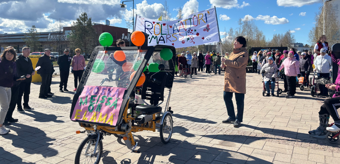 Rollaattorimarssin osallistujat Limingan torilla