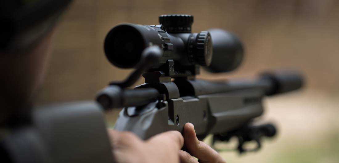 Kiväärin tähtäin lähikuvassa.