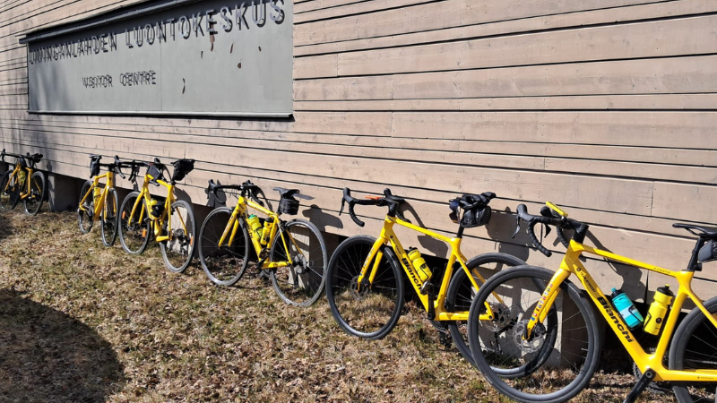 Team Rynkebyn pyörät Liminganlahden luontokeskuksen pihalla.