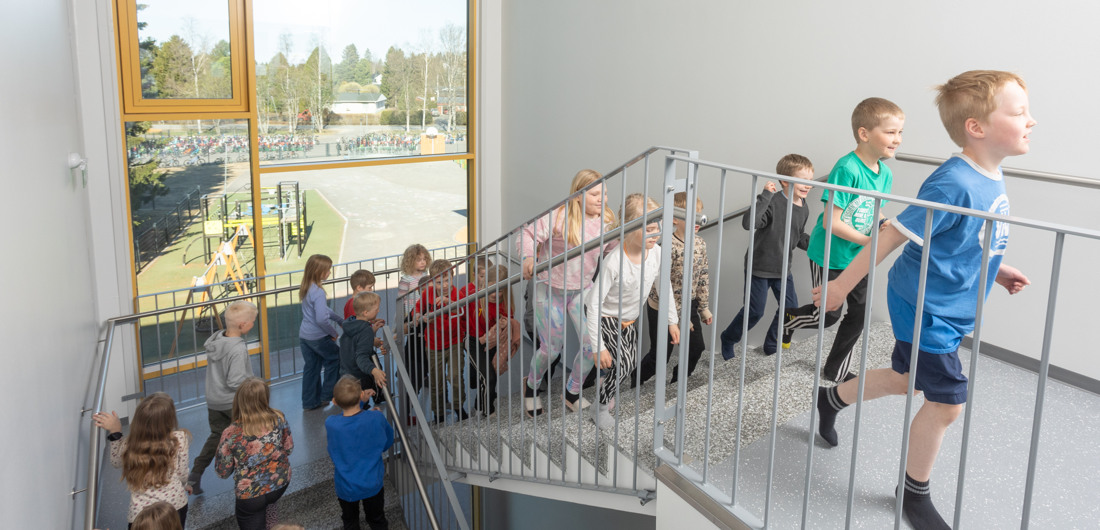 Lapset nousevat koulun portaita