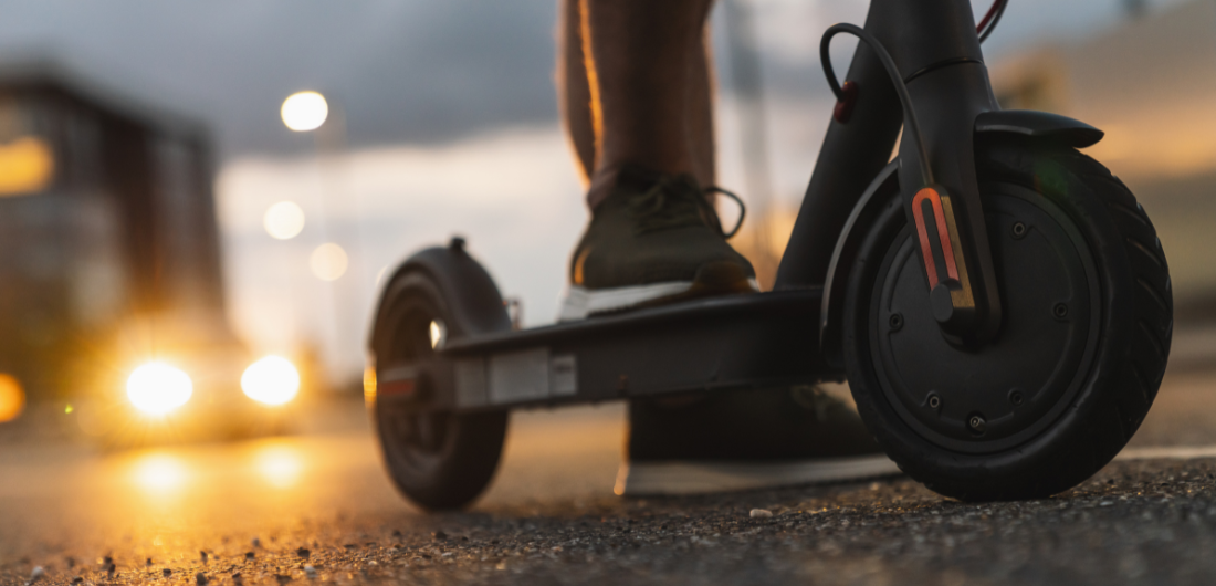 Sähköpotkulauta tiellä.