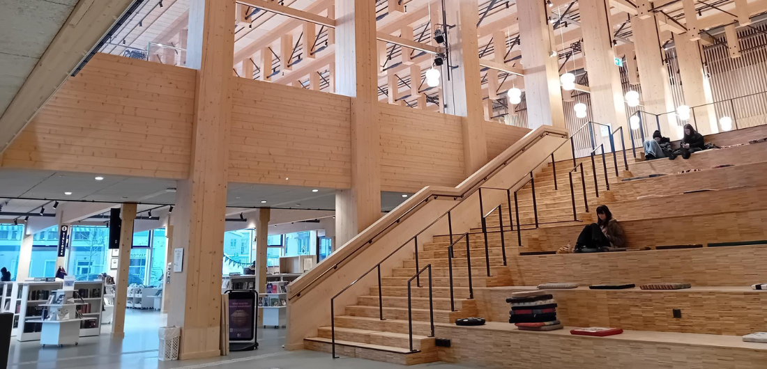 Kuva avaran, monikerroksisen puusta rakennetun liikerakennuksen sisältä.