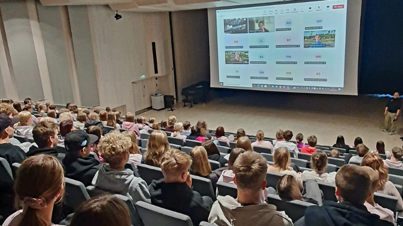 Lukiolaiset seuraavat tilaisuutta Heikki Sarvela -salissa.