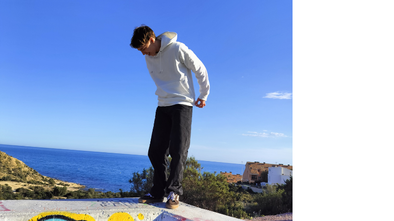 SeMiro seisoo kiviaidan päällä, meren edessä.