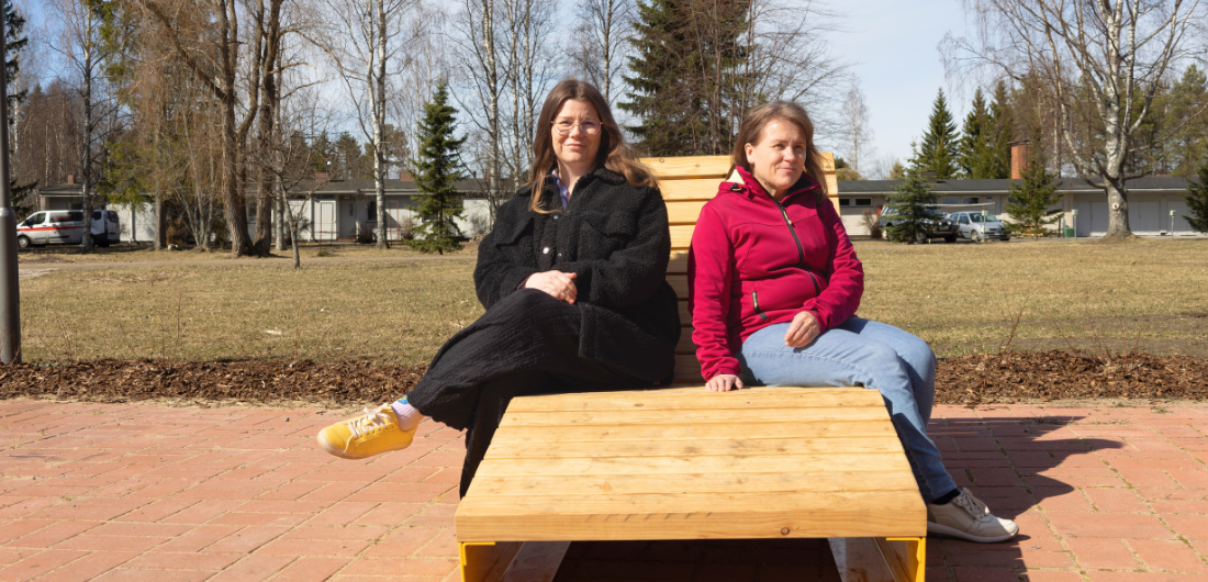 Tapahtumatuottaja Sirkkaliisa Huhtala ja Sari Honka puiston penkillä.