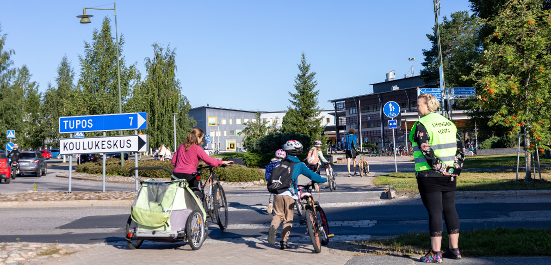 Suojatievahti valvoo lasten tien ylitystä.