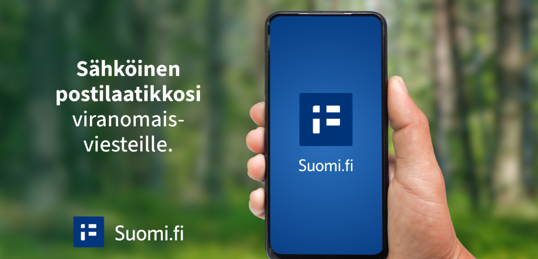 Valokuvassa puhelinta pitävä käsi. Puhelimen ruudulla Suomi.fi:n logo.